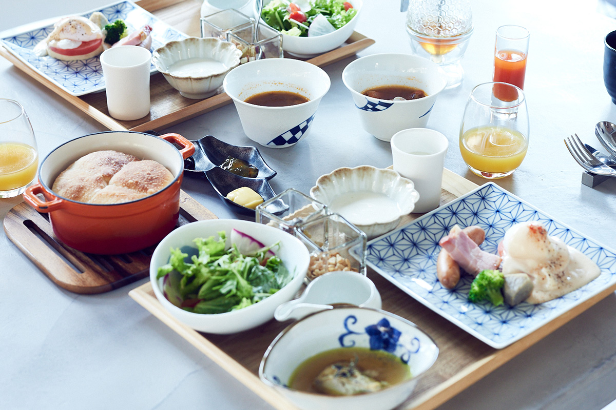 エッグベネディクトと自家製パンが並ぶDANQOOの洋朝食